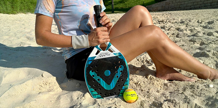 Amigos conversando na piscina